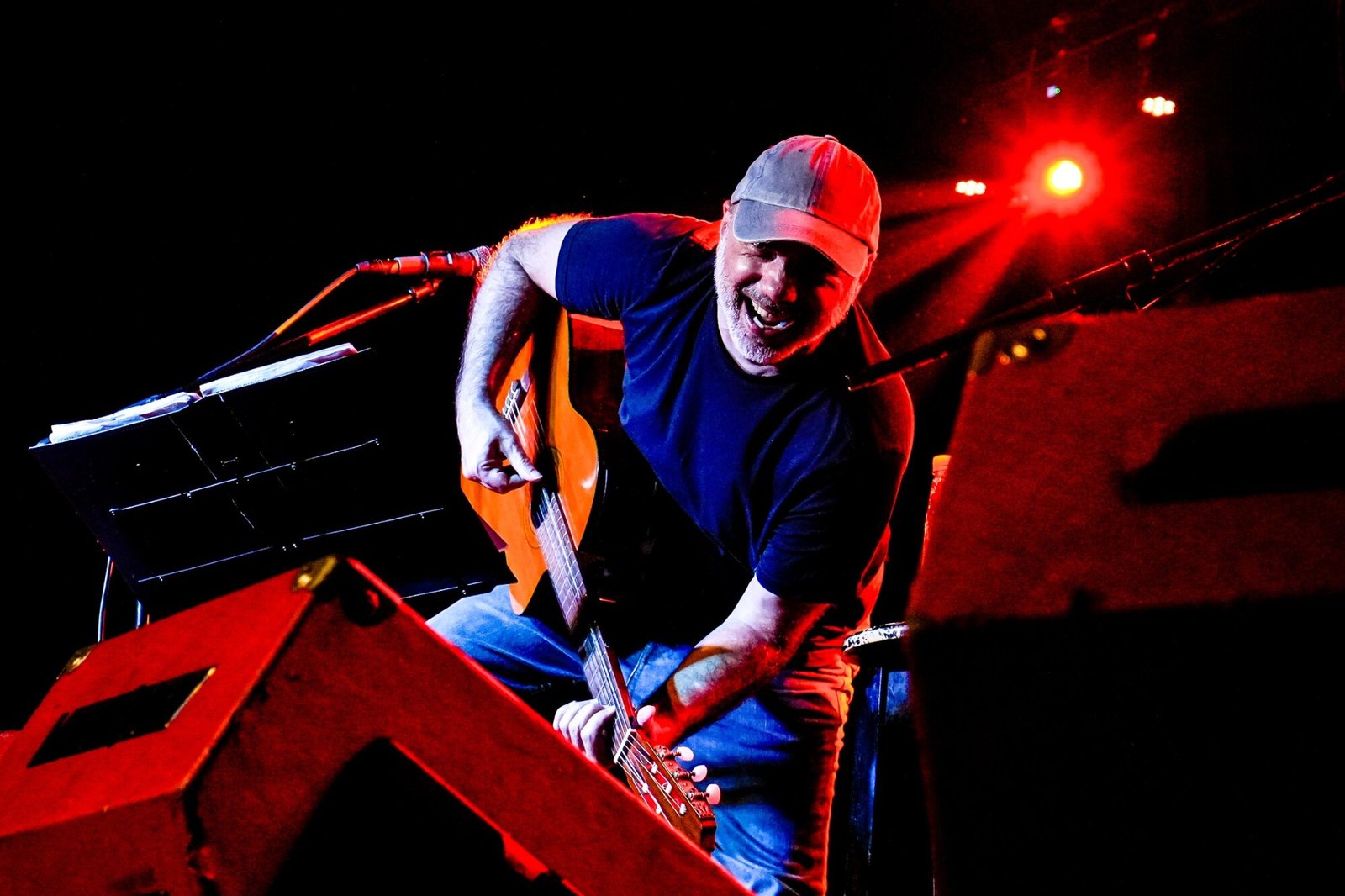 Zambayonny toca la guitarra en vivo