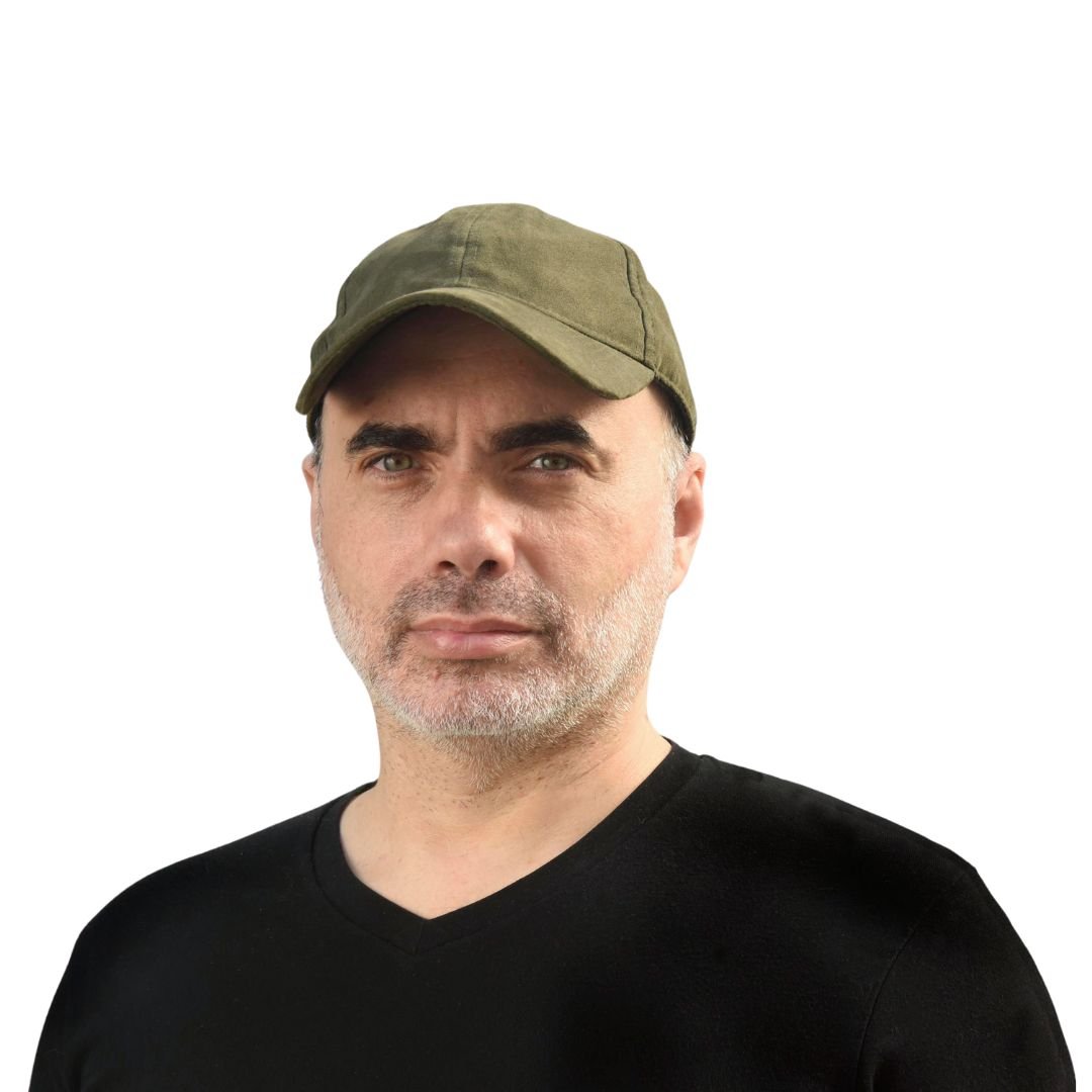 Primer plano con gorra verde
