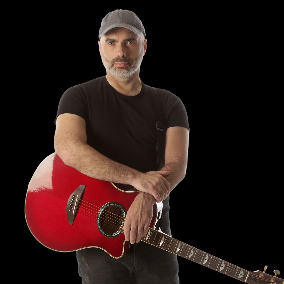 Retrato con guitarra roja sobre fondo negro